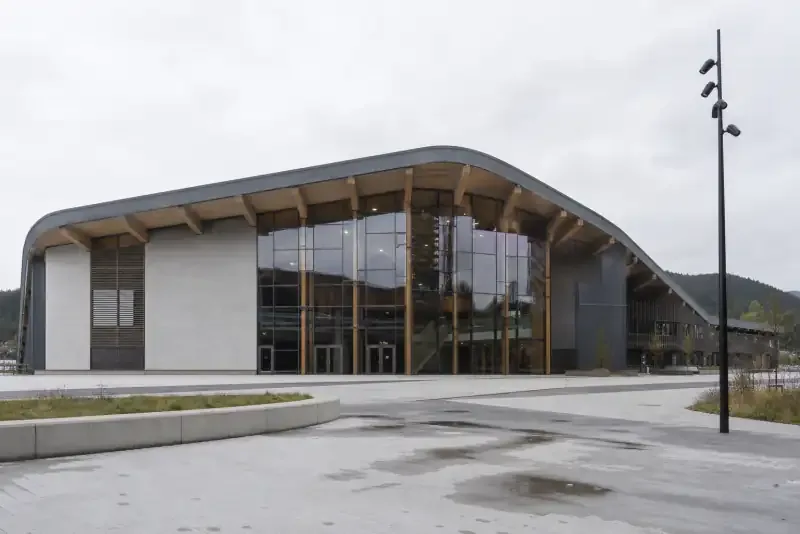 Sportsarena i dæmpet dagslys uden tilskuere